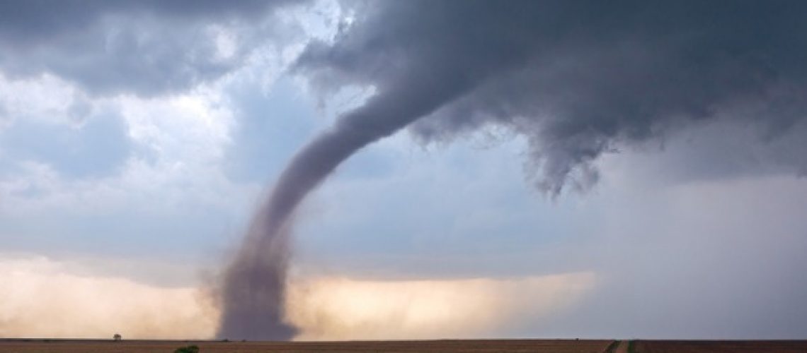 tornado-and-supercell-thunderstorm-picture-id1187885490